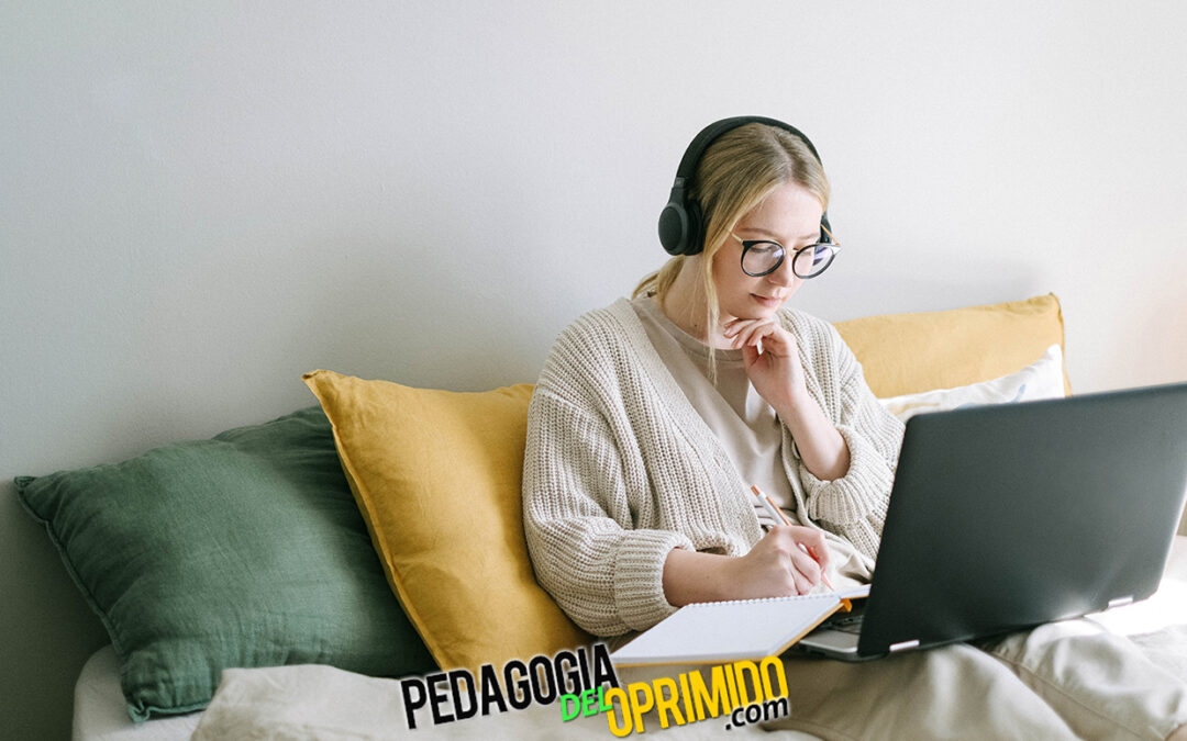 Mujer utilizando su laptop para descargar PDF gratis