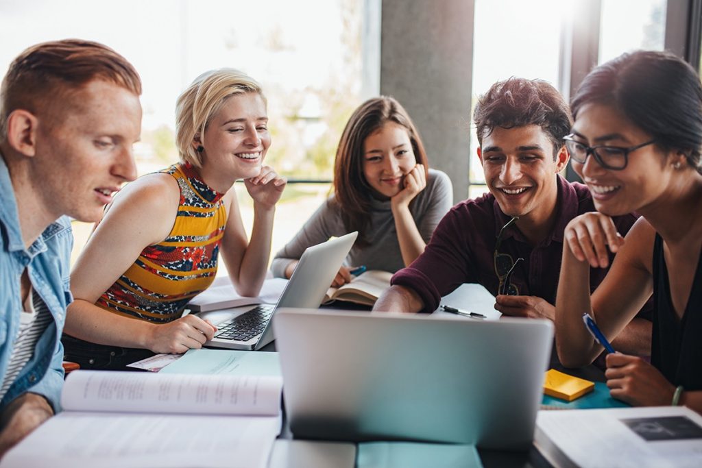 Top 5 carreras con salida laboral en España