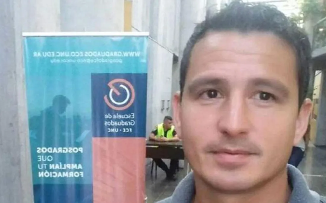 Roberto Ochonga vendía verduras en un carrito y ahora se recibió de contador