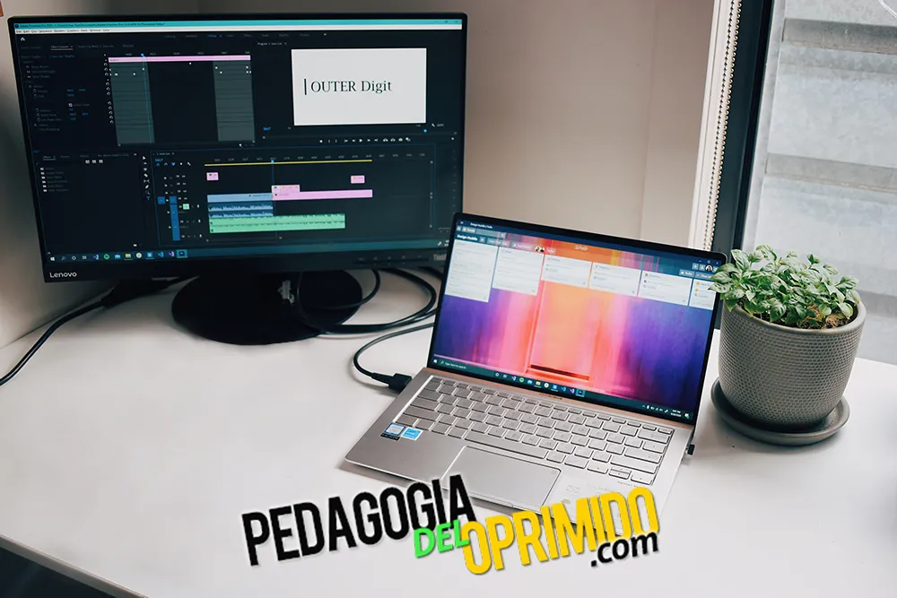 Monitor con un editor de video para para presentaciones de la universidad abierto