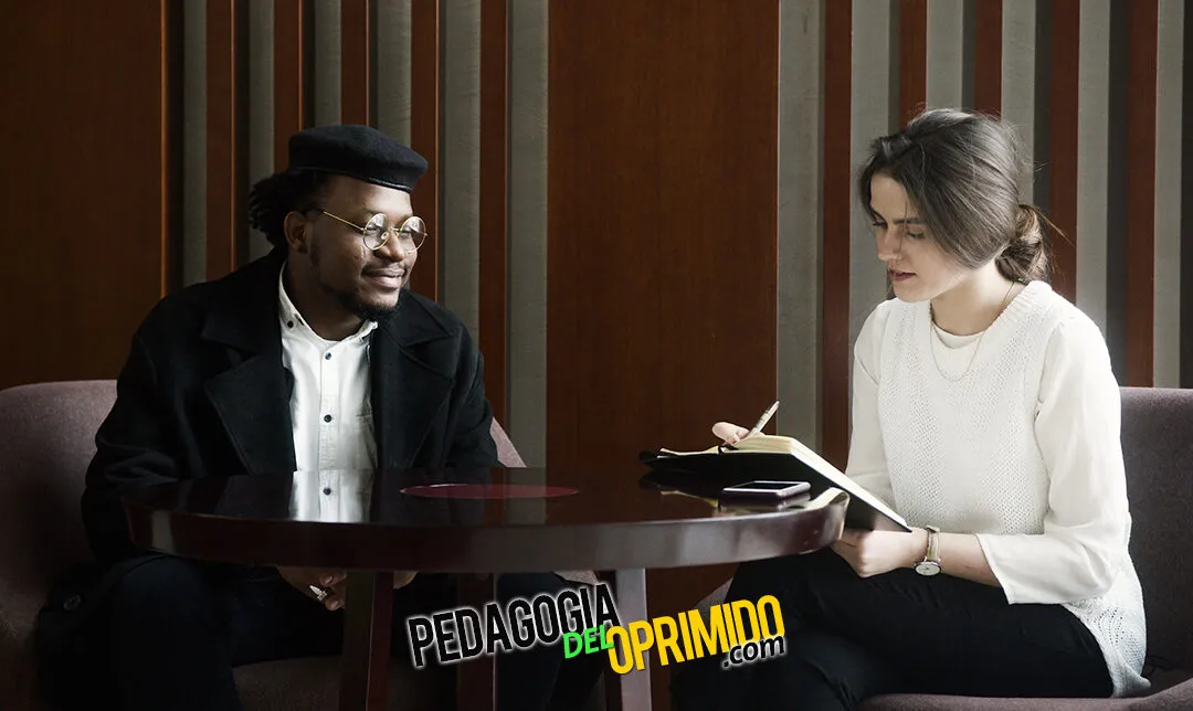 Mujer con un máster en recursos humanos, haciendo una selección personal.