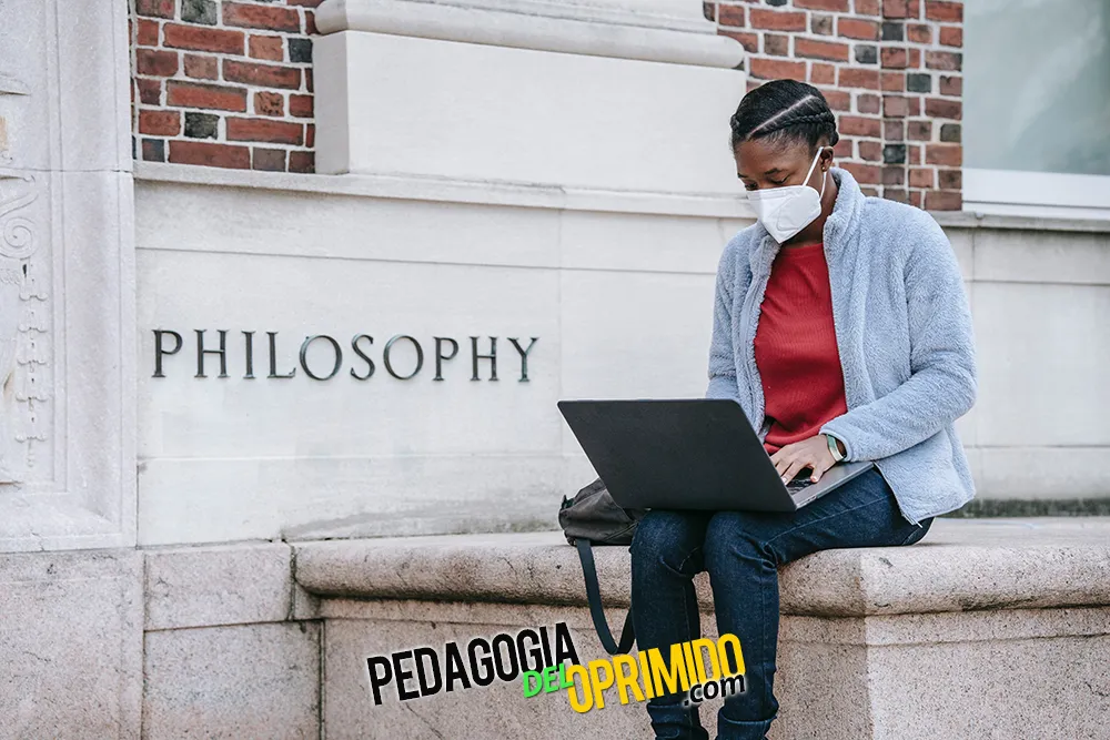 Mujer leyendo el mejor libro de filosofía en una laptop