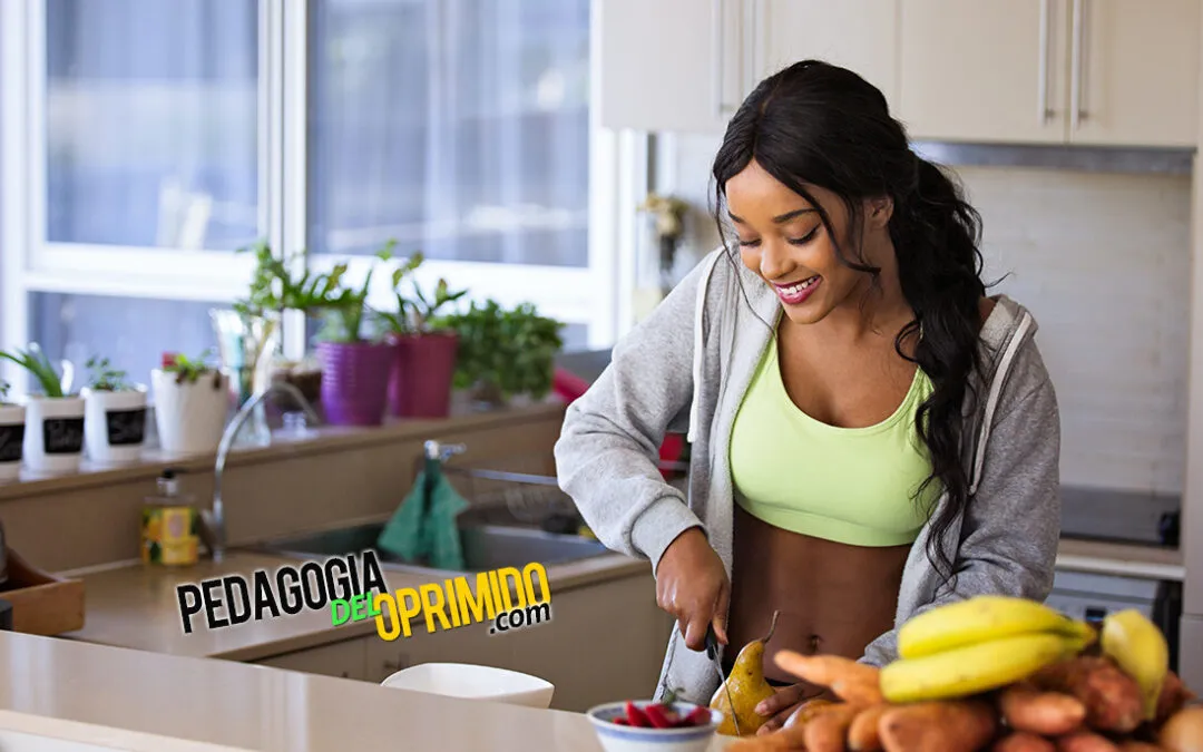 Mujer cocinando como parte de los hábitos de una vida saludable