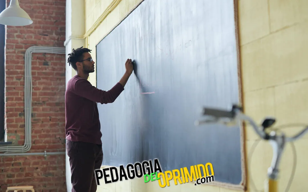 Estudiante escribiendo en una pizarra para su máster en formación del profesorado
