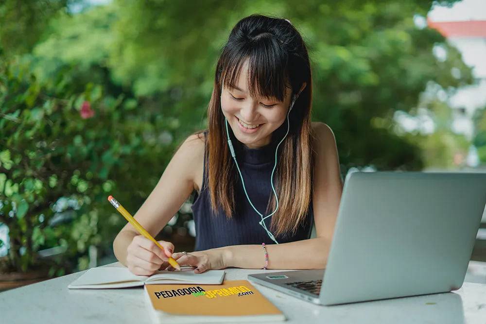 Mujer haciendo un repaso para un examen, muy contenta.