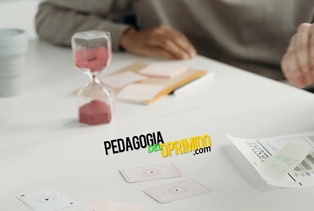 Reloj de arena en una mesa, donde el tiempo de estudio es importate